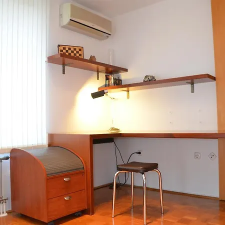 Downtown Center Garage Wifi Apartment